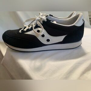 Saucony Hornets women’s size 11